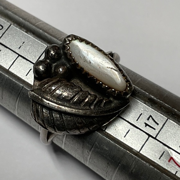 Sterling Silver Southwest Style Ring W/ MOP. Size 5.5 - Picture 1 of 6